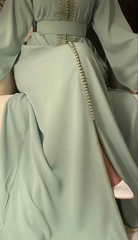 caftan marocain en vert clair Morroco Dress, Moroccan Abaya, Morrocan Fashion, Moroccan Kaftan Dress, Muslim Outfit, Moroccan Clothing, Kaftan Designs, Moroccan Fashion, Women Dresses Classy