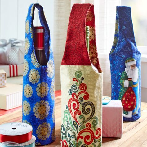 Make a gift of wine or other food item more memorable by creating pretty  fabric packaging. Fabric Bag Design, Holiday Wine Bottles, Projek Menjahit, Wine Bottle Gift Bag, Wine Bottle Gift, Sew Ins, Holiday Wine, Costura Diy, Beginner Sewing Projects Easy