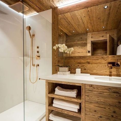 Log Cabin Bathroom Ideas, Log Home Bathrooms, Chalet Bathroom, Log Cabin Bathroom, Ski House Decor, Log Cabin Interior, Chalet Interior, Cabin Bathrooms, Cabin Interiors