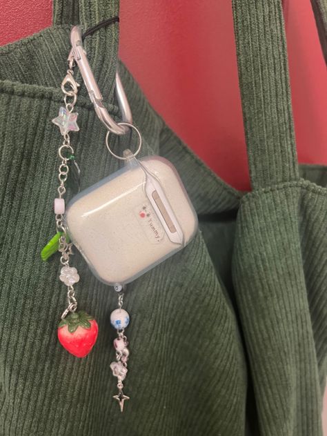 Tote Bag With Keychain, Airpod Keychain Aesthetic, Aesthetic Bag Keychains, Cute Backpack Charms, Bag With Keychain Aesthetic, Backpack Charms Aesthetic, Aesthetic Bag Charms, Aesthetic Keychain For Backpack, Backpack Keychains Diy