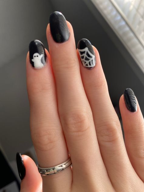 Nail Inspo Halloween Short, Gost Face Nail, Ghost Short Nails, Shirt Halloween Nails, Black Nails With White Ghost, Short Hollowed Nails, Squoval Halloween Nails, Black Nails With Ghost Design, Short Ghost Nails