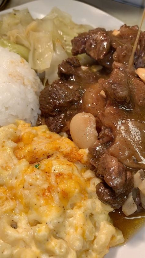 enticingcuisines_ on Instagram: Oxtails & Gravy w/ Jasmine rice, Mac&Cheese , and Cabbage🔥🔥😋 Now y’all Know my oxtails we’re going to be TENDERR Okayy😩 What y’all having… Oxtails And Gravy Recipe, Oxtails And Rice, Rice And Cabbage, Potatoes And Rice, Jasmine Rice, Food Recepie, Gravy Recipes, Quick Dinner, Food Cravings