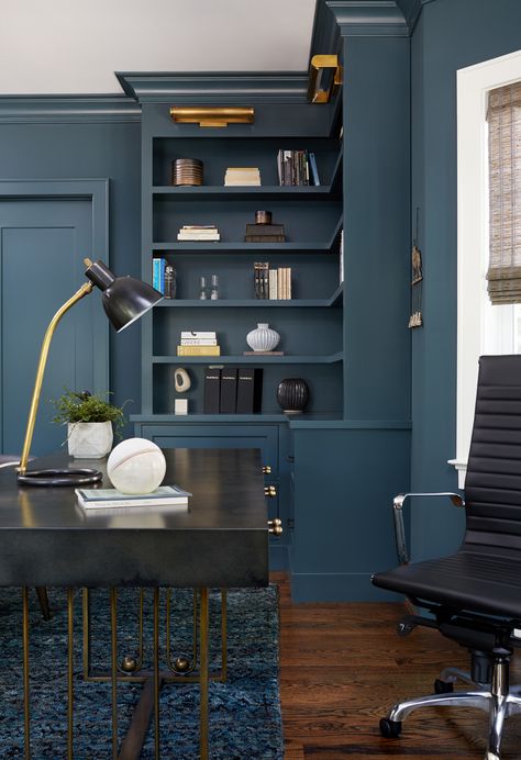 Dark teal walls and built in shelves + custom cabinetry in dark blue + metal desk with brass legs + black leather office chair + brass picture lights on dark cabinetry | Ella Scott Design Builtin Bookshelves, Modern Colonial House, Mudroom Inspiration, Teal Office, Modern Office Ideas, Blue Home Offices, Bookshelf Lighting, Wall Divider, Modern Office Decor