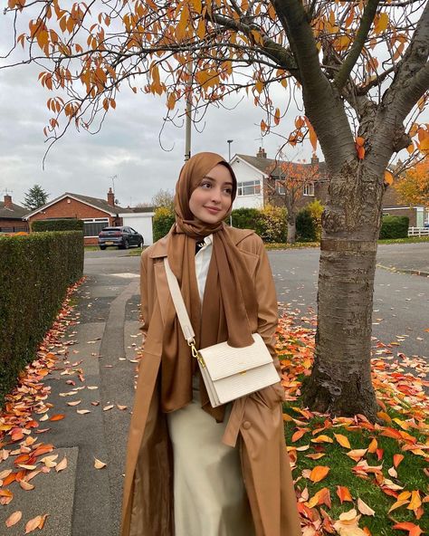 Silk Hijab Outfit, Hijabi Poses For Instagram, Outfit With Hijab, Poses Hijab, Hijab Instagram, Silk Hijab, Street Hijab Fashion, Hijab Style Tutorial, Sun Photo