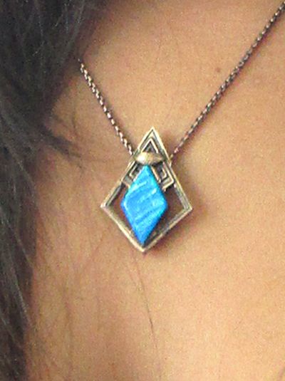 Uhura's Vulcan necklace, Star Trek Beyond. Amanda Grayson, Star Trek Fashion, Star Trek Wedding, Nyota Uhura, Star Trek Jewelry, Star Trek Costume, New Star Trek, Star Trek Beyond, Alternate Reality