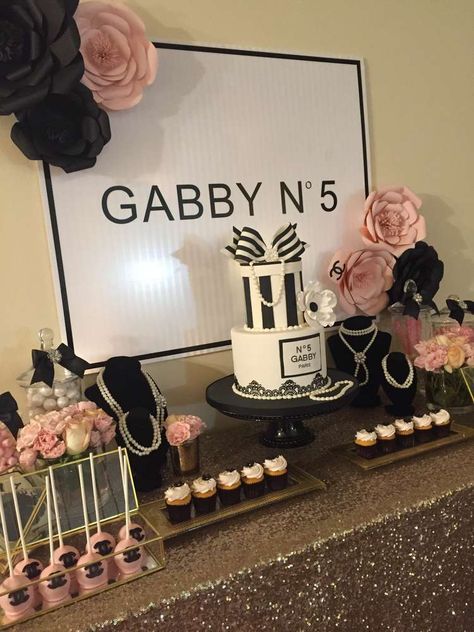 Gabby N°5 birthday party | CatchMyParty.com Chanel Birthday Party Ideas, Coco Chanel Birthday, Chanel Baby Shower, Coco Chanel Party, Chanel Birthday Party, Chanel Birthday, Buffet Dessert, Chanel Party, Birthday Ideas For Her