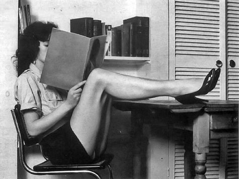 Women Reading, Books To Read For Women, Female Reference, Woman Reading, Girl Reading, Women Legs, Photos Of Women, Vintage Girls, Interesting Art