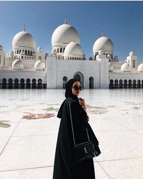 Umroh Outfit, Dubai Vacation, Muslim Fashion Hijab Outfits, Muslim Fashion Hijab, Dubai Travel, Hijab Outfits, Hijab Girl, Hijabi Fashion, Fashion Hijab