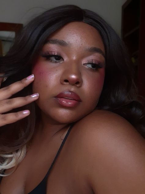 Pink makeup look , glowy makeup , black girl. Dark Pink Makeup, Pink Soft Glam Makeup, Blush Makeup Looks, Pink Soft Glam, Pink Blush Makeup, Pink Makeup Look, Makeup Glowy, Bad Outfits, Inspo Makeup