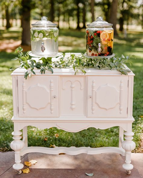 When it comes to wedding drink stations, most of our minds go to boozy serve-ups. A revolutionary idea: These stations don't have to involve alcohol. In fact, if you're preparing for a summer wedding or getting hitched in an area with a warmer climate, you're definitely want to help your guests stay hydrated during the ceremony, reception, and the after-party. That's where the following non-alcoholic wedding drink stations come in. Here, you'll discover all kinds of ways to prepare flavored wate Wedding Drink Table, Drink Stations, Wedding Drink Station, Signature Cocktails Wedding, Hydration Station, Water Station, Drink Bar, Wedding Hashtag, Drink Station