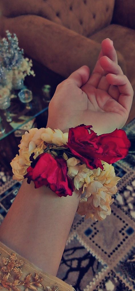 Beautiful hand DP Hand Gajra Pics, Mehendi Hands For Dp, Gajra Dpz, Gajra In Hands Poetry In Urdu, Mehak Name Dp Stylish, Flower Gajra For Hands, Gajry Girls Hands, Gajra For Hands, Gajra In Hands Aesthetic