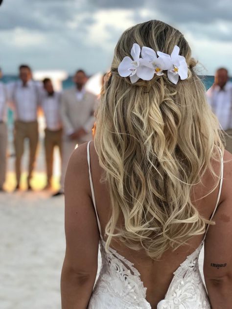 Bridal Beach Makeup, Beach Wedding Hair With Flower, Beach Wedding Hairstyles With Veil, Simple Beach Wedding Hair, Beach Wedding Hair With Veil, Beach Wedding Bride Hair, Beach Wedding Hairstyles For Long Hair, Hawaii Wedding Hair, Beach Wedding Updos