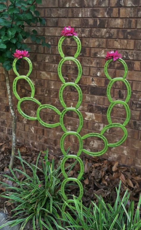 Horseshoe Cactus, Metal Sculpture Artists, Welding Crafts, Welding Ideas, Horseshoe Projects, Horseshoe Decor, Horseshoe Crafts, Welding Art Projects, Horseshoe Art