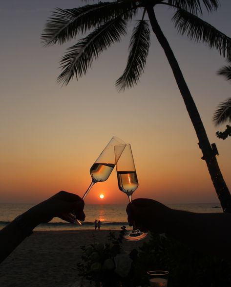 Cheers to the perfect harmony of nature's masterpiece - a breathtaking sunset dipping into the calm sea while indulging in a glass of wine, savoring the moments that make life truly special. Tonight, I bid farewell to a remarkable day, grateful for the magic that surrounds us at Beach Restaurant by The Surin Phuket.⁠ ⁠ #thesurinphuket #luxuryhotel #luxuryresort #DesignHotels #panseabeach #phuket #thailand⁠ #beachvibe #phuketbeach Thailand Restaurant, Sunset Restaurant, Thailand Shopping, Thailand Tourist, Thailand Destinations, Poolside Dining, Sunset Dinner, Beach Dinner, Calm Sea