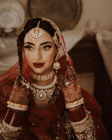 Stunning Layered Bridal Neckpieces Worn by Real Brides | WeddingBazaar Sutej Pannu Wedding, Sikh Bride, Nusrat Fateh Ali Khan, Bridal Hair Makeup, Red Bridal Dress, Reception Outfit, Wedding Pose, Bridal Poses, Bridal Outfit