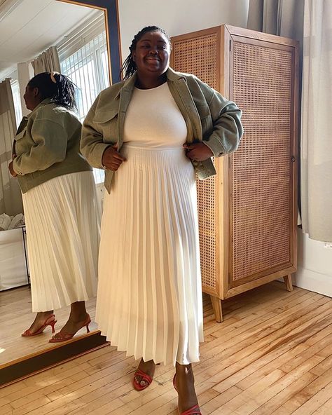 Abisola Omole on Instagram: “an outfit for 17° weather, so no, I’m not wearing this right now 🌞 Topstitched Wool Jacket (size 18) - @andotherstories pleated white…” Cute Fall Skirt Outfits, Cute Fall Skirt, White Maxi Skirt Outfit, Fall Skirt Outfits, Skirt Outfits Ideas, White Eyelet Skirt, Pleated Skirt Outfit, Fall College Outfits, Dark Denim Jacket