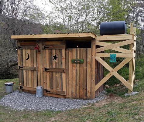 Simple Outhouse Plans, Outhouse Bathroom Ideas, Off Grid Bathroom, Outdoor Toilet And Shower, Outhouse Plans, Outhouse Ideas, Outhouse Bathroom, Out Houses, Rustic Bath