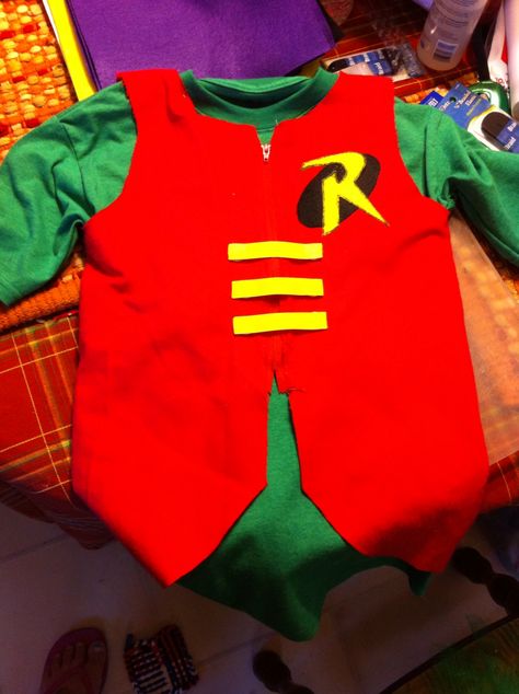 My youngest daughters Robin costume that I made Diy Vest, Robin Costume, Robin Cosplay, Boy Diy, Everyday Clothes, Super Heroes, Cool Diy, Super Hero, Costume Ideas