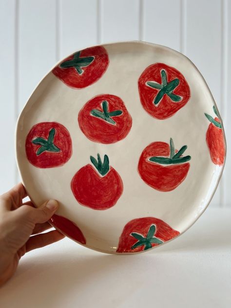 Cool Ceramic Painting Ideas, Easy Hand Pottery Ideas, Plate Clay Ideas, Simple Plate Designs, Tomato Pottery Painting, Drawings On Ceramics, Plate Pottery Ideas, Plate Designs Ideas, Funky Pottery Painting