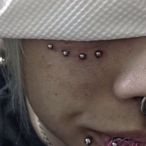 Rare Piercings, Surface Piercing Face, Crazy Piercings, Surface Piercing, Face Piercings, Cool Piercings, Stylist Tattoos, Cute Piercings, Piercings Unique