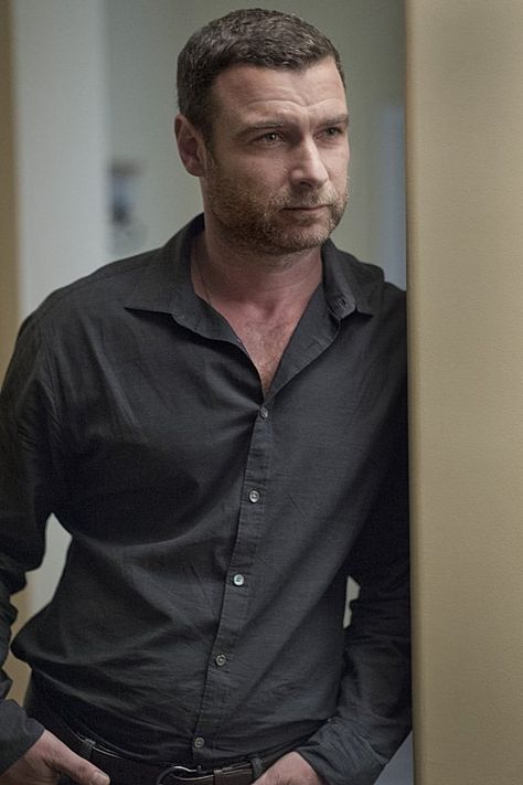 Liev Schreiber in Ray Donovan wearing tone on tone outfit. men's fashion and style. Men Swag, Ray Donovan, Human Faces, Liev Schreiber, Attractive Guys, Handsome Actors, Mens Winter Fashion, Most Beautiful Man, 50 Shades