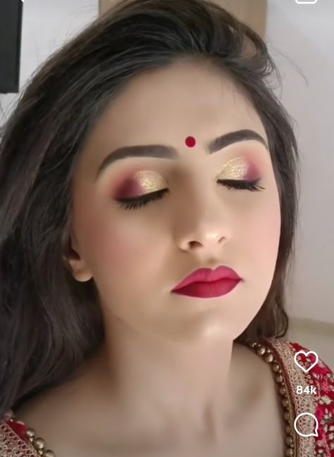 Red Saree Eye Makeup Look, Bengali Bridal Eye Makeup, Marathi Wedding Makeup, Bengali Eye Makeup, Red Saree Makeup Look, Engagement Eye Makeup, Party Makeup For Indian Wedding, Bridal Eye Makeup Indian, Bengali Makeup Look