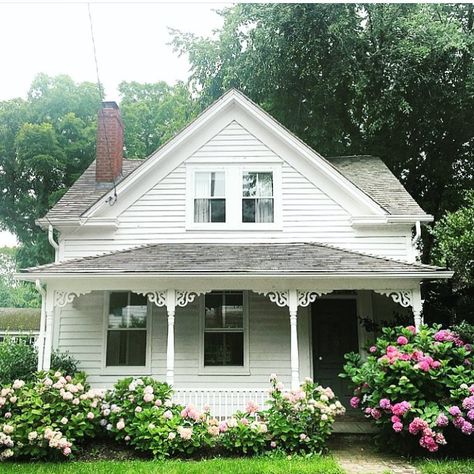 Cottages & Bungalows Magazine on Instagram: “Too many pretty details to count! Love this charming little Sag Harbor cottage captured by @skaufman4050. Her feed has us swooning!…” Cottage House Exterior, Small Cottage House Plans, Small Cottage Homes, Small Cottages, Cottages And Bungalows, Dream Cottage, Small Cottage, Interior Modern, Farmhouse Exterior