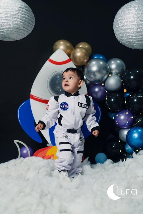 Temática astronauta Astronaut Theme, Outer Space Birthday Invitations, Astronaut Baby, Space Birthday Invitation, Astronaut Birthday, Smash Cake Boy, Baby Shower Deco, Outer Space Birthday, Space Birthday Party