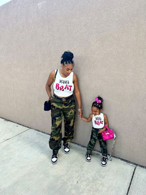 Mommy And Mini Me Matching Outfits, Mommy Daughter Outfits Black, Mommy And Me Outfits Black People, Mummy And Me Outfits, Cargo Pants Outfit Girl, Matching Baby Outfits, Dunk Outfits, Bratz Outfit, Twinning Outfits