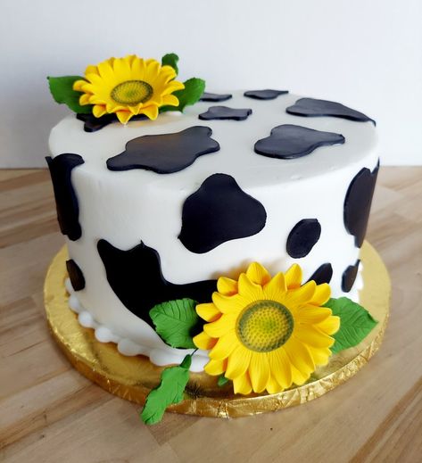 Fluffy Cow Cake Ideas, Cows Cake Ideas, Cow Print Cake With Sunflowers, Cow Print Birthday Cupcakes, Cow Cake Decoration, Cow Cake With Flowers, Cowprint Cake Ideas, Cow Sunflower Cake, Cow Print Sunflower Cake