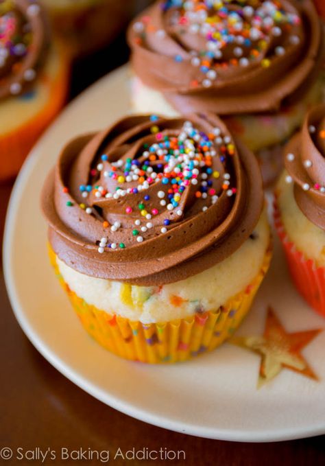 Easy Homemade Funfetti Cupcakes with Milk Chocolate Frosting - This is go-to vanilla cupcake recipe! With sprinkles added, of course. Cupcakes Funfetti, Milk Chocolate Frosting, Sallys Baking, Funfetti Cupcakes, Yellow Cupcakes, Chocolate Cupcakes Moist, Vanilla Cupcake Recipe, Sally's Baking, Köstliche Desserts