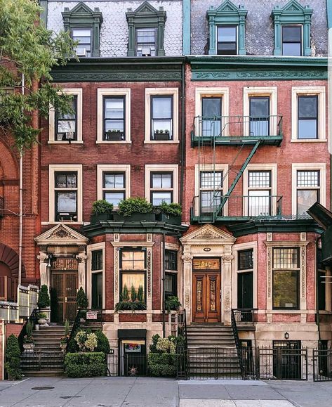 Curbed NY on Instagram: “Harlem is home to some remarkably intact row houses. 🏠 They come in neo-Grec, Queen Anne, Renaissance Revival, and Romanesque Revival…” Brownstone Homes, Nyc Townhouse, Townhouse Exterior, San Myshuno, Row Houses, City Layout, Art Studio At Home, Row House, Cute House