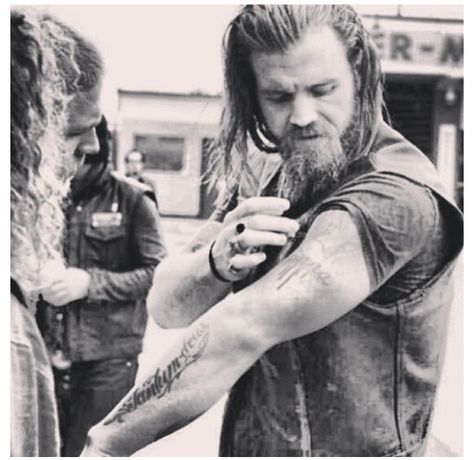 Opie showing the guys his Donna tattoo. <3 Opie Sons Of Anarchy, Opie Winston, Sons Of Anarchy Mc, Ryan Hurst, Sons Of Anarchy Samcro, Black Label Society, Ryan Guzman, Karl Urban, Travis Fimmel