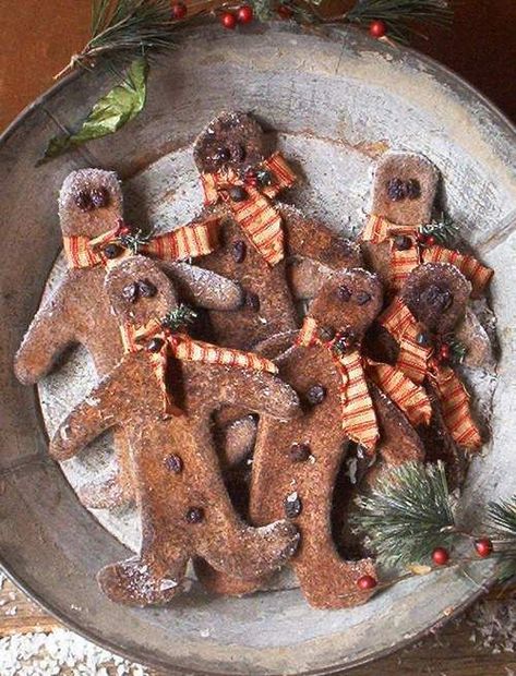 Primitive Gingerbread Boy Ornies - E-Pattern Primitive Gingerbread Men, Primitive Christmas Decorating, Gingerbread Crafts, Prim Christmas, Primitive Crafts, Primitive Christmas, Noel Christmas, Christmas Gingerbread, Country Christmas