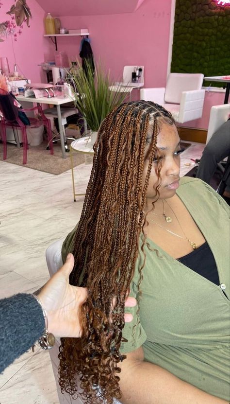 Brown Braids For Black Women With Curls, Black Goddess Braids With Brown Curls, Brown Knotless With Curls, Color 27 Goddess Braids, Color 30 Knotless Braids With Curls, Honey Brown Bohemian Knotless Braids, Light Brown Knotless Braids With Curls, Color 30 Boho Braids, Black And Brown Boho Knotless Braids