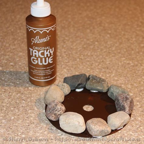 How to Build a Campfire – About Family Crafts Campfire Display, Campfire Decorations, Hot Glue Crafts, Build A Campfire, Fire Crafts, Christmas Contests, Indoor Camping, Woodland Animals Theme, Rock Family