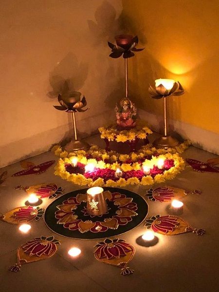 Satnarayan Pooja Decorations, Diwali Room Decor Ideas Aesthetic, Diwali Corner Decorations At Home, Laxmi Decoration At Home, Lakshmi Puja Decoration At Home, Diwali Corner Decoration, Diwali Lakshmi Pooja Decoration Ideas, Diwali Laxmi Pooja Decoration, Laxmi Pooja Decoration At Home