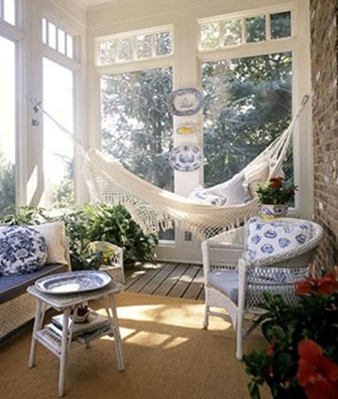 https://theskunkpot.com/hammock-design-ideas/ Hammock Ideas, Indoor Hammock, Building A Porch, Cottage Shabby Chic, Sunroom Designs, Florida Room, Apartment Patio, Casa Exterior, Patio Interior