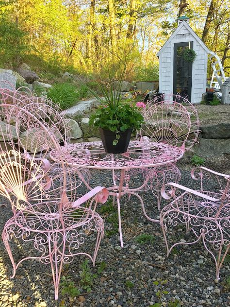 Maison Decor: Spraying my Patio Furniture Pink Pink Outdoor Furniture, Outdoor Furniture Ideas Backyards, Vintage Patio Furniture, Tattoo Plant, Iron Patio Furniture, Vintage Patio, Wrought Iron Patio Furniture, Upcycle Garden, Diy Garden Furniture