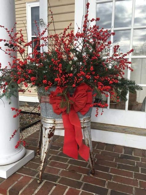 Balcone natalizio Christmas Decor Diy Cheap, Cheap Christmas Diy, Christmas Planters, Country Christmas Decorations, Christmas Porch Decor, Christmas Decorations Diy Outdoor, Front Porch Christmas Decor, Christmas Porch, Clever Ideas