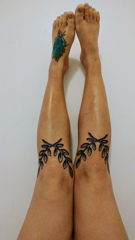 200+ Best Knee Tattoos Designs With Pictures (2021) - TattoosBoyGirl Tattoo Knee, Wörter Tattoos, Tato Tradisional, Tattoo Foot, Branch Tattoo, Tattoo Leg, Tattoo Girls, Arrow Tattoo, Knee Tattoo