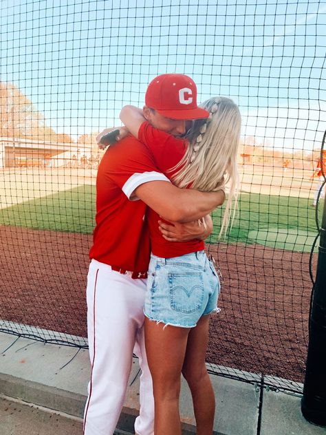 Baseball Pictures With Girlfriend, Baseball Picture Ideas Couples, Baseball And Cheer Couple, Cute Baseball Gf Outfits, Cute Baseball And Softball Couples, Cute Aesthetic Couple Pics Baseball, Baseball Cheerleader Couple, Preppy Boyfriend And Girlfriend, Baseball And Dancer Couple