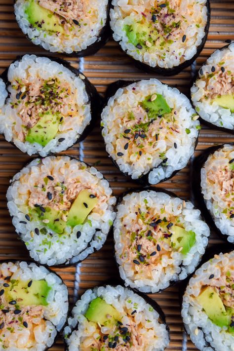 Spicy Tuna Sushi, Avocado Rolls, Tuna Sushi Rolls, Tuna Roll, Hearty Food, Sushi Recipes Homemade, Sushi Roll Recipes, Tuna Sushi, Spicy Tuna Roll