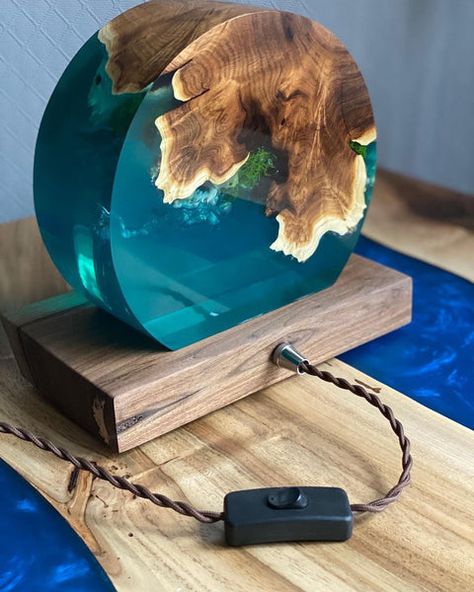 Diy Resin Lamp, Seni Resin, Diy Resin Table, Resin And Wood Diy, Wall Art Gold Leaf, Resin Crafts Tutorial, Diy Resin Projects, Epoxy Resin Table, Wood Lamp