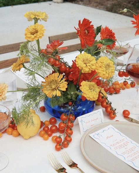 Tomato Flower Arrangement, Italian Table Centerpieces, Fruit And Vegetable Centerpieces, Vegetable Centerpieces Wedding, Italian Summer Flowers, Vegetable Table Decor, Tomato Party Decorations, Tomato Wedding Decor, Italian Garden Wedding Theme