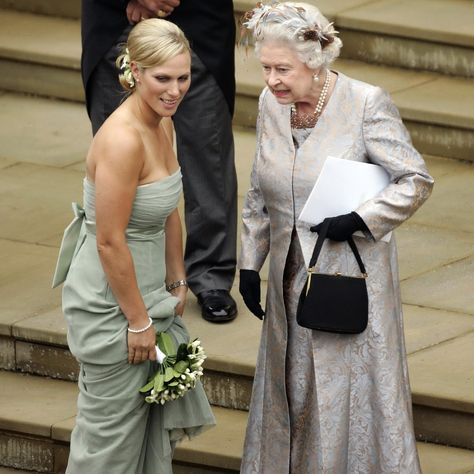 Zara chatted with her grandmother after the wedding of her brother, Peter Phillips, to Canadian Autumn Kelly. Check out the queen's fascinator! Zara Phillips Wedding, Autumn Kelly, Autumn Phillips, Royal Family Portrait, Zara Looks, Peter Phillips, Zara Phillips, Elisabeth Ii, Princess Anne