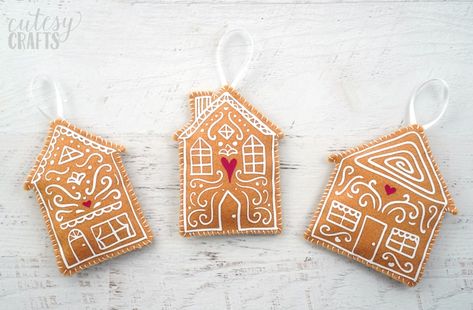 Cricut Felt Gingerbread House Ornaments - Cutesy Crafts Cricut Felt Ornaments Diy, Cricut Felt Ornaments, Diy Gingerbread House Ornaments, Gingerbread Felt Ornaments, Cricut Ornaments Diy, Cricut Felt Projects, Felt Gingerbread Ornaments, Cricut Felt, Felt Gingerbread House