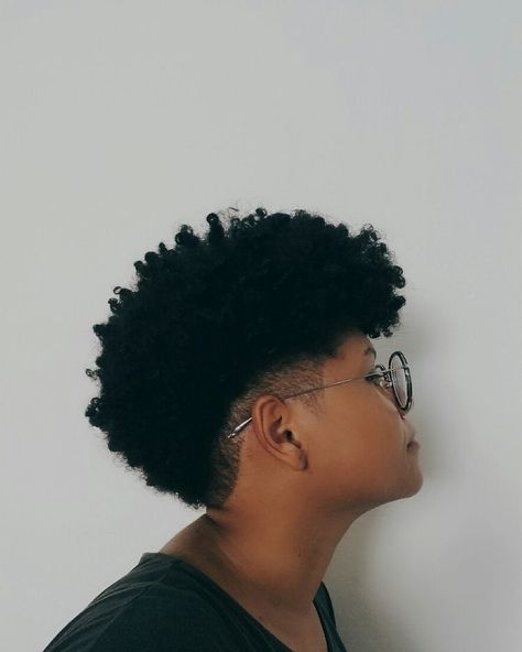 Afro Mullet, Undercut Natural Hair, Curly Taper, Afro Haircuts, Tapered Haircut For Women, Short Black Haircuts, Taper Fade Curly Hair, Natural Hair Haircuts, Undercut Hairstyles Women