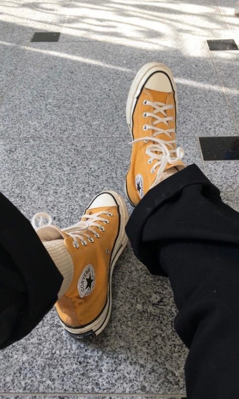 Gudetama Outfit, Converse Aesthetic Vintage, Yellow Converse Aesthetic, Orange Converse Outfit, Converse High Outfit, Yellow Converse Outfit, Converse Sunflower, Fnaf Irl, Converse Outfit Men