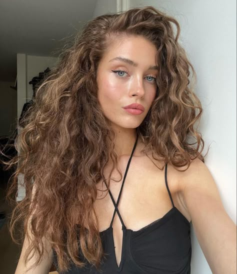 @_moyap_ on instagram Trendy We Fryzurach, Brown Wavy Hair, Brown Hair Blue Eyes, Brown Curly Hair, Curly Bangs, Girl With Brown Hair, Long Wavy Hair, Hair Photo, Big Hair